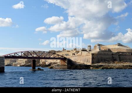 Valletta, MALTA - 11. JANUAR 2020: St. Elmo- oder Breakwater Bridge wurde 2007 umgebaut, um dem Stil der von der italienischen Marine im zweiten Weltkrieg zerstörten Brücke zu widerfahren. Stockfoto