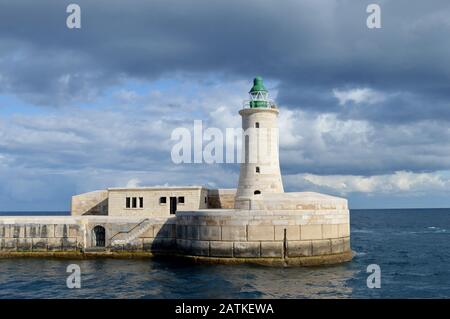 Der Leuchtturm St Elmo Wellenbrecher auf dem Wellenbrecher an der Einfahrt zum Grand Harbour Valletta, Malta. Stockfoto