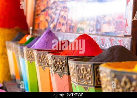 Gewürze und Kräuter verkauft auf der Straße stal traditioneller Markt in Marrakesch, Marokko. Stockfoto