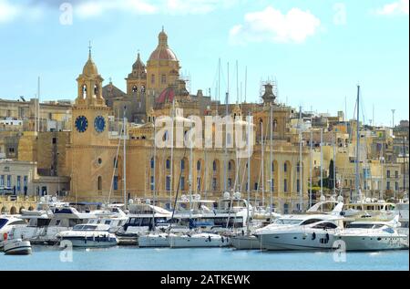 Freizeit-Handwerk im Grand Harbour Malta mit Senglea, auch bekannt als Isla, eine Der Drei Städte dahinter. Stockfoto
