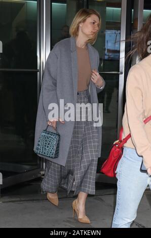 New YORK, NY - 3. Februar: Claire Danes hat heute Morgen in New York City den Ausstieg aus CBS am 03. Februar 2020 gesehen. Kredit: RW/MediaPunch Stockfoto