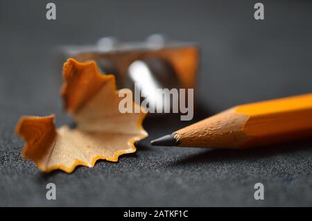 Bleistift mit Bleistiftspäne und Bleistiftspitzer aus nächster Nähe Stockfoto