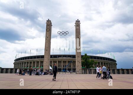 Berlin, DEUTSCHLAND - 15. MAI 2018: Menschen vor dem Olympiastadion ab 1936 am 15. Mai 2018 in Berlin, Deutschland. Stockfoto