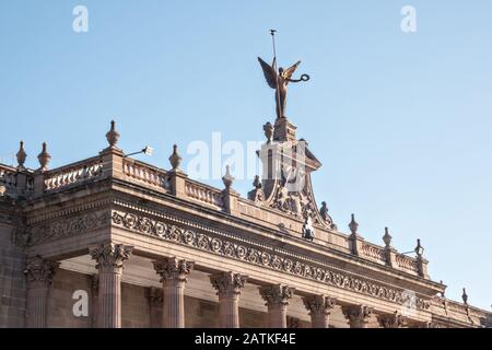 Die Statue des Sieges an der Fassade des Palastes der Staatsregierung und des Museums oder des Palacio de Gobierno del Estado de Nuevo Leon im Macroplaza Grand Plaza neben dem Barrio Antiguo Viertel Monterrey, Nuevo Leon, Mexiko. Stockfoto