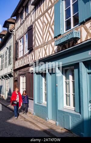 Mutter und Tochter gehen eine Straße in Honfleur entlang Stockfoto
