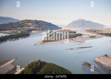 Erhöhte Sicht auf Fraser River in der Nähe von Chilliwack, British Columbia. Stockfoto