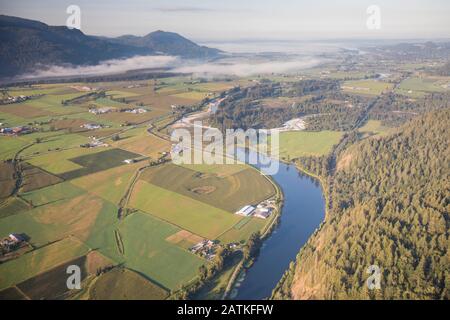 Blick hinunter auf Bauernhöfe in Deroche, Mission, B.C. Stockfoto