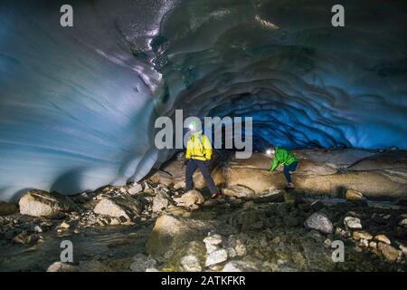 Abenteuerliches Paar, das die Eishöhle in der Nähe von Vancouver erkundet. Stockfoto