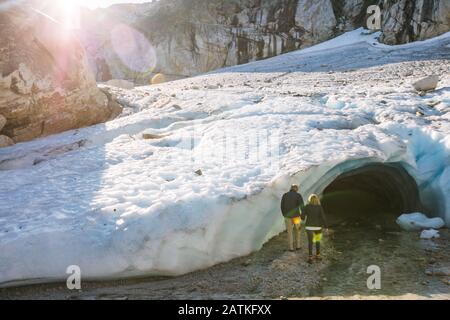 Pensionierte Paare betreten die Eishöhle während eines Luxusausflugs. Stockfoto