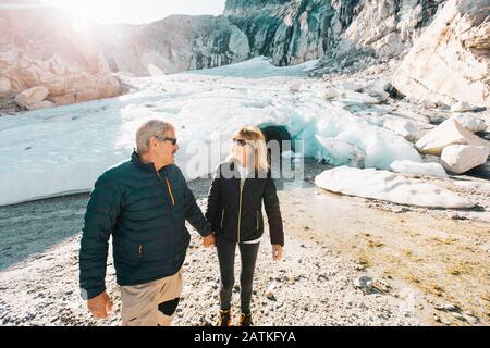 Rentnerpaar genießen das Leben während der Tour im Freien zur Eishöhle. Stockfoto