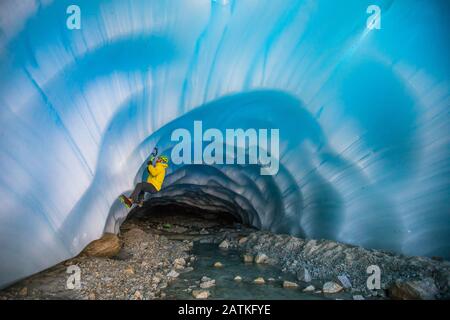 Eiskletterer klettern in der Gletscherhöhle in der Nähe von Vancouver. Stockfoto