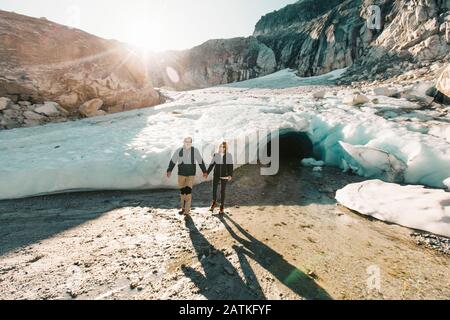 Rentnerpaar genießen einen Tag in einer Eishöhle. Stockfoto