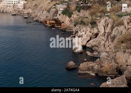 Felsklippen an der Küste von Antalya in der Türkei Stockfoto