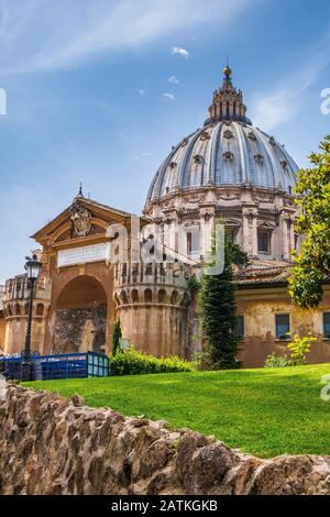 ROM, Vatikanstadt/Italien - 2019/06/15: Panoramablick auf den Petersdom - den Petersdom - den San Pietro in Vaticano - die Hauptkuppel von Michelangelo Buona Stockfoto