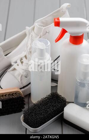 Weiße Schuhreinigungsprodukte und -Werkzeuge in Grau Stockfoto