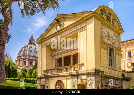 ROM, Vatikanstadt/Italien - 2019/06/15: Panoramablick auf den Petersdom - den Petersdom - den San Pietro in Vaticano - die Kuppel von Michelangelo Buonarotti Stockfoto