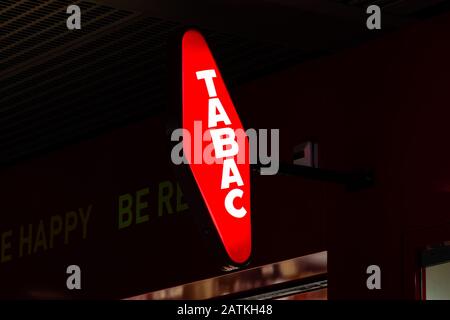 Nizza, Frankreich - 29. Januar 2020: Ein Schild mit Tabakladen in der Nähe des Flughafens Nice Côte d'Azur Stockfoto