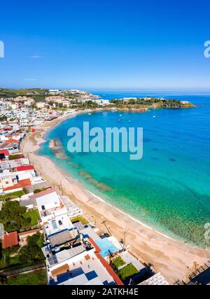 Das kleine Dorf mit einzigartigen Stränden und dem berühmten Ferienort Agia Pelagia, Heraklion, Crete, Griechenland. Stockfoto