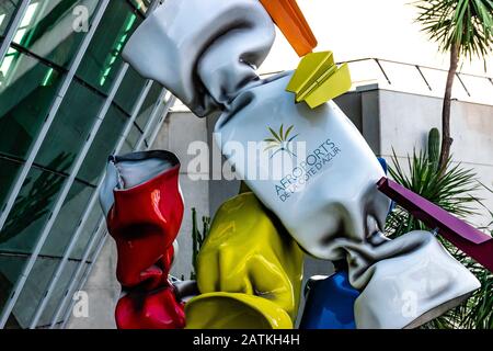 Nizza, Frankreich - 29. Januar 2020: Die Statue neben dem Flughafen Nizza Côte d'Azur (Terminal 2) Stockfoto