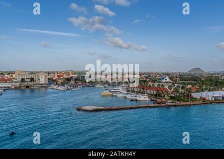 Küste von Aruba vom Meer Stockfoto