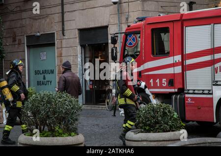 Rom, Italien. Februar 2020. Feuerprinzip in einem Gebäude im historischen Zentrum Roms an der Piazza Delle Tatarughe, wo sich der Schildkrötenbrunnen befindet, der auf das Jahr 1581 von Giacomo Della Porta und Taddeo Landini in Rom, Italien (Foto von Andrea Ronchini/Pacific Press) Kredit: Pacific Press Agency/Alamy Live News Stockfoto