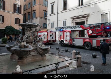 Rom, Italien. Februar 2020. Feuerprinzip in einem Gebäude im historischen Zentrum Roms an der Piazza Delle Tatarughe, wo sich der Schildkrötenbrunnen befindet, der auf das Jahr 1581 von Giacomo Della Porta und Taddeo Landini in Rom, Italien (Foto von Andrea Ronchini/Pacific Press) Kredit: Pacific Press Agency/Alamy Live News Stockfoto