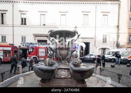 Rom, Italien. Februar 2020. Feuerprinzip in einem Gebäude im historischen Zentrum Roms an der Piazza Delle Tatarughe, wo sich der Schildkrötenbrunnen befindet, der auf das Jahr 1581 von Giacomo Della Porta und Taddeo Landini in Rom, Italien (Foto von Andrea Ronchini/Pacific Press) Kredit: Pacific Press Agency/Alamy Live News Stockfoto