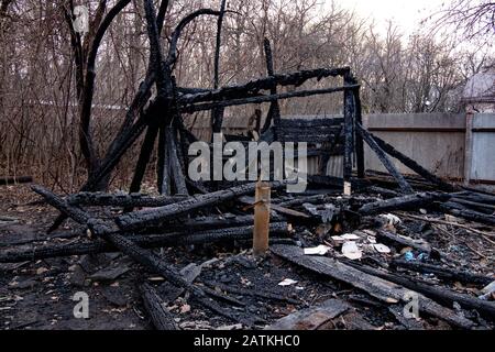 Brandfolgen. Völlig verbranntes Holzhaus Stockfoto