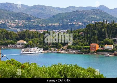 Eine Fähre, die am Hafen von Koločep, den Elaphiti-Inseln, Kroatien und Europa ankommt Stockfoto