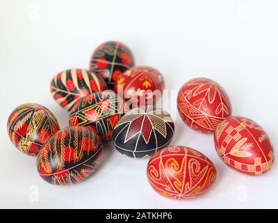 Gruppe von traditionell bemalten, dekorierten Ostereiern, isoliert auf weißem Hintergrund, handgefertigt, traditionelle Symbole, Osteuropa, Textraum Stockfoto