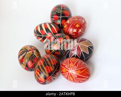 Gruppe von traditionell bemalten, dekorierten Ostereiern, isoliert auf weißem Hintergrund, handgefertigt, traditionelle Symbole, Osteuropa, Textraum Stockfoto