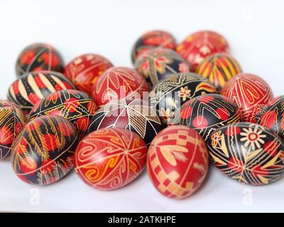 Gruppe von traditionell bemalten, dekorierten Ostereiern, isoliert auf weißem Hintergrund, handgefertigt, traditionelle Symbole, Osteuropa, Textraum Stockfoto