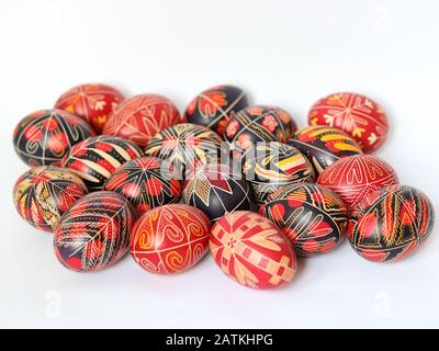 Gruppe von traditionell bemalten, dekorierten Ostereiern, isoliert auf weißem Hintergrund, handgefertigt, traditionelle Symbole, Osteuropa, Textraum Stockfoto