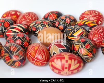 Gruppe der traditionell dekorierten rumänischen ostereier isoliert auf weißem Hintergrund mit einem unbemalten Ei in der Mitte, handgefertigt, traditionelle Symbole Stockfoto