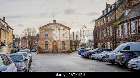 Woodstock Town Hall und Das Bear Hotel in Der High Street, Woodstock, Oxfordshire, Großbritannien am 2. Februar 2020 Stockfoto