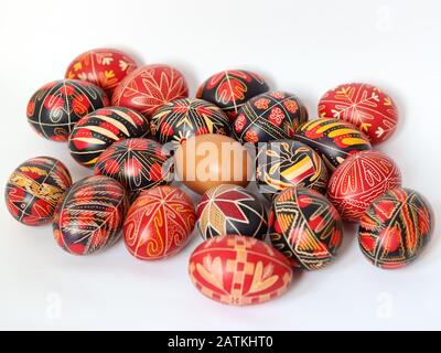 Gruppe der traditionell dekorierten rumänischen ostereier isoliert auf weißem Hintergrund mit einem unbemalten Ei in der Mitte, handgefertigt, traditionelle Symbole Stockfoto