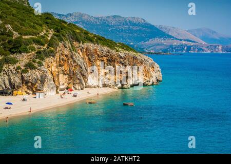 Dhermi, Albanien - 3. August 2014. Verborgener Strand von Gjipe mit türkisfarbenem klarem Wasser Stockfoto