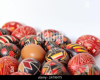 Gruppe der traditionell dekorierten rumänischen ostereier isoliert auf weißem Hintergrund mit einem unbemalten Ei in der Mitte, handgefertigt, traditionelle Symbole Stockfoto