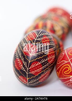 Gruppe der traditionell bemalten rumänischen ostereier isoliert auf weißem Hintergrund, selektiver Fokus, Textraum kopieren, Porträt, handgefertigt, traditionell Stockfoto