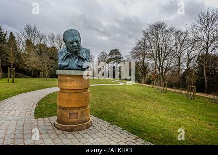 Bronzestatue von Oscar Nemon von Sir Winston Churchill auf dem Gelände von Blenheim Palace, Oxfordshire, Großbritannien am 2. Februar 2020 Stockfoto