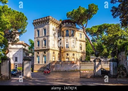 ROM, Italien - 2019/06/15: Historische Villa aus dem XIX. Jahrhundert im Janiculum-Hügel - Gianicolo - im Viertel Trastevere in Rom Stockfoto