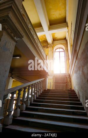 Alte Vintage-Treppe in einem alten, verlassenen Anwesen Stockfoto