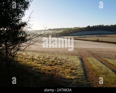 Blick auf den Pfad, der im Winter über Field in Richtung Middle Assendon Village in den Chilterns, Oxfordshire, führt Stockfoto