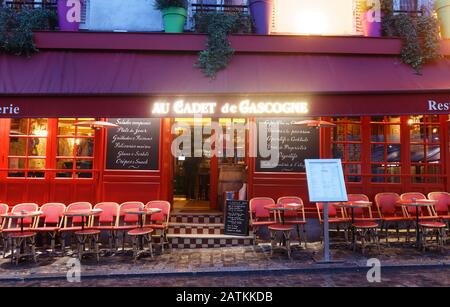 Au Cadet de Gascogne am regnerischen Morgen. Es ist ein traditionelles französisches Restaurant im Viertel Montmartre, Paris, Frankreich. Stockfoto