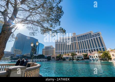 Las Vegas, 11. Januar: Am Nachmittag sonniger Blick auf die Straße des berühmten Bellagio Hotels und Kasinos mit Springbrunnen am 11. JANUAR 2020 in Las Vegas, Nevada Stockfoto