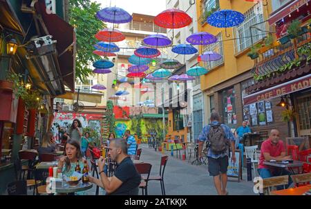 Istanbul, Türkei - 18. September 2019. Bunte Sonnenschirme hängen vom Himmel und überdecken eine Straße mit Bars und Restaurants im Moda Viertel Kadikoy Stockfoto