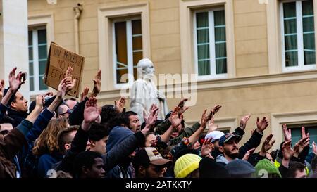 Marseille, Frankreich - 25. Januar 2020: Demonstranten, die sich während einer "arche de la colère" ("der marsch der Wut") in Fragen des Wohnungsbaus die Hände halten Stockfoto