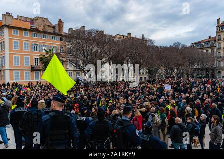 Marseille, Frankreich - 25. Januar 2020: Polizisten und Demonstranten während einer "arche de la colère" ("der marsch der Wut") zu Wohnungsfragen Stockfoto