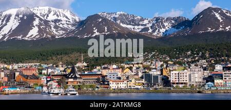 Argentinien, Ushuaia. Blick auf die Stadt und den Hafen mit malerischer Landschaft in der Ferne. Stockfoto