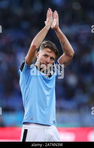 Ciro Immomobile aus Lazio begrüßt die Anhänger am Ende des italienischen Champions-Serie-A-Fußballspiels zwischen SS Lazio und Spal 2013 am 02. Februar 2020 im Stadio Olimpico in Rom, Italien - Foto Federico Proietti/ESPA-Images Stockfoto